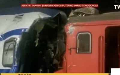 Accident feroviar la Galați: Un tren de călători a fost lovit de o locomotivă. O persoană a fost încarcerată, alte trei sunt rănite