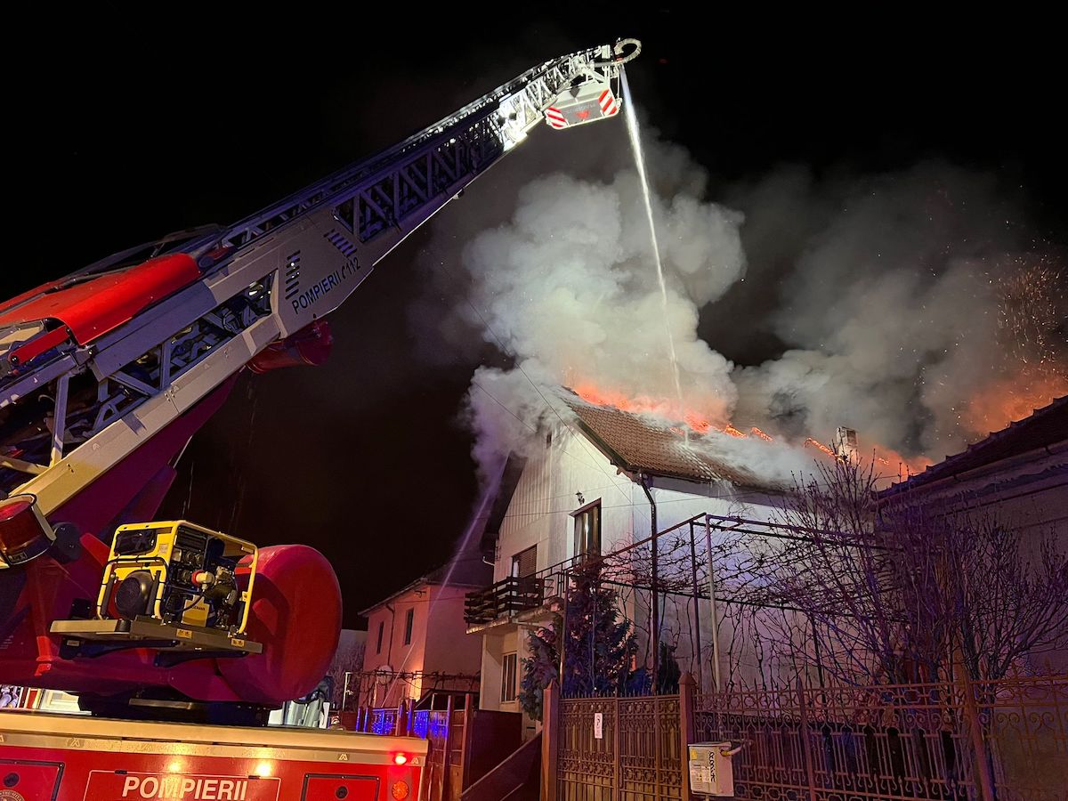 FOTO Femeie moartă într-un incendiu pe strada Alexandru Vlahuță. Au ars mansarda și acoperișul unei case
