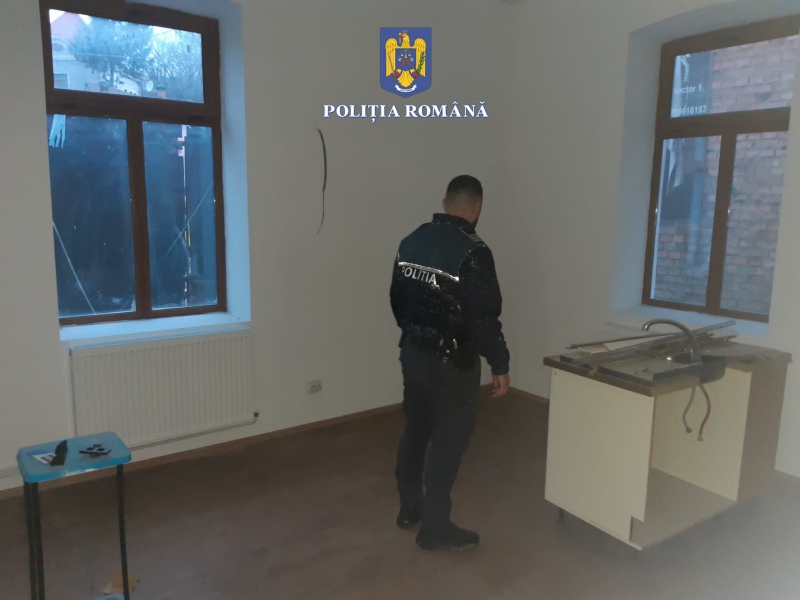 Percheziții și în Sibiu într-un dosar de înșelăciune cu mobilă. 130 de persoane vătămate, în toată țara