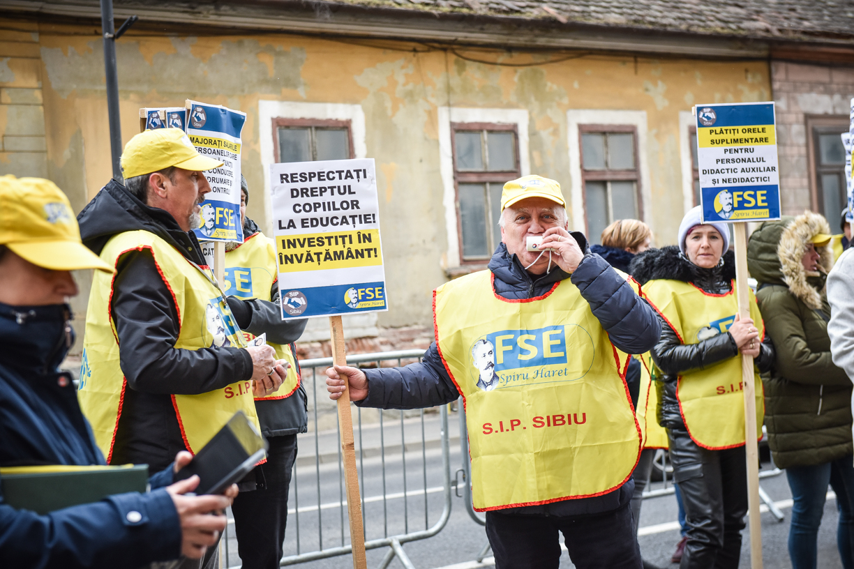 Ce salariu are o femeie de serviciu dintr-o școală din Sibiu sau o educatoare cu 15 ani experiență. Angajații din educație au pichetat sediul prefecturii