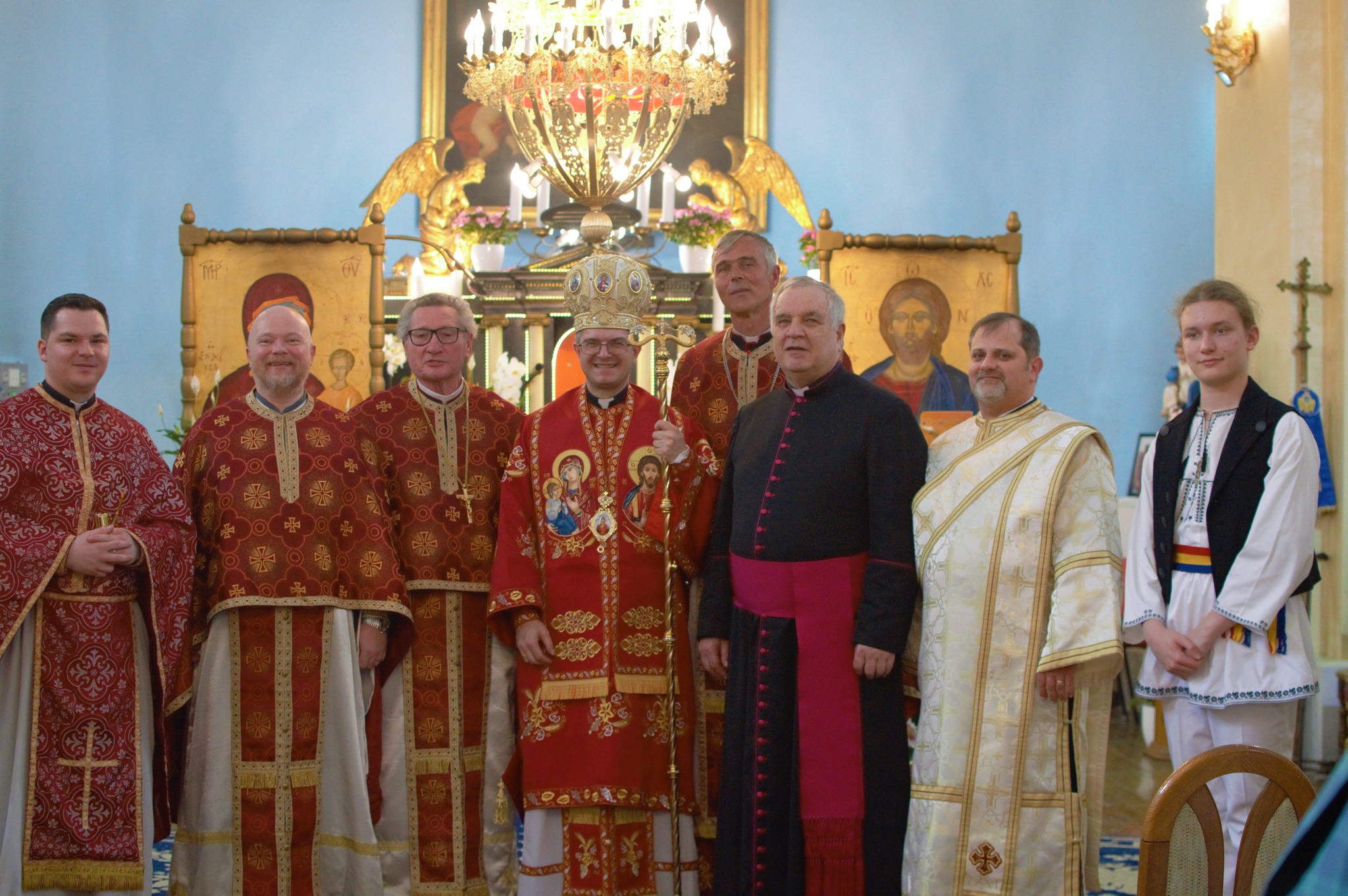 Vizită pastorală la biserica din Orlat. Preot Ioan Canciu: Asta e biserica de la Orlat - simplă, cu sfinți în devenire, așezați în bănci, în liniștea Liturghiei