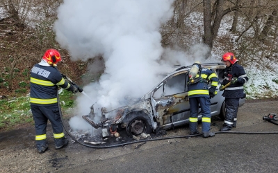 O mașină a luat foc în zona Podu Olt din județul Sibiu. A ars în proporție de 60%