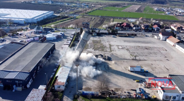 VIDEO Turnul de apă înalt de 30 de metri a fost demolat fără probleme
