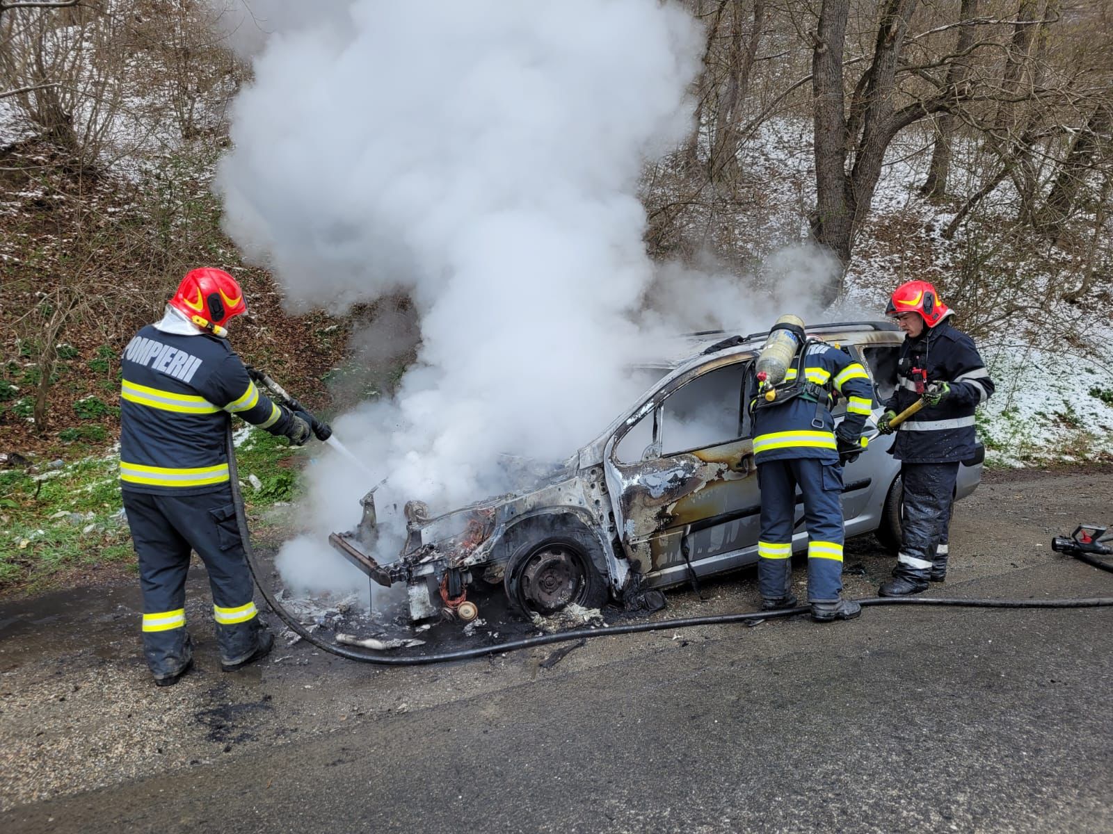 O mașină a luat foc în zona Podu Olt din județul Sibiu. A ars în proporție de 60%