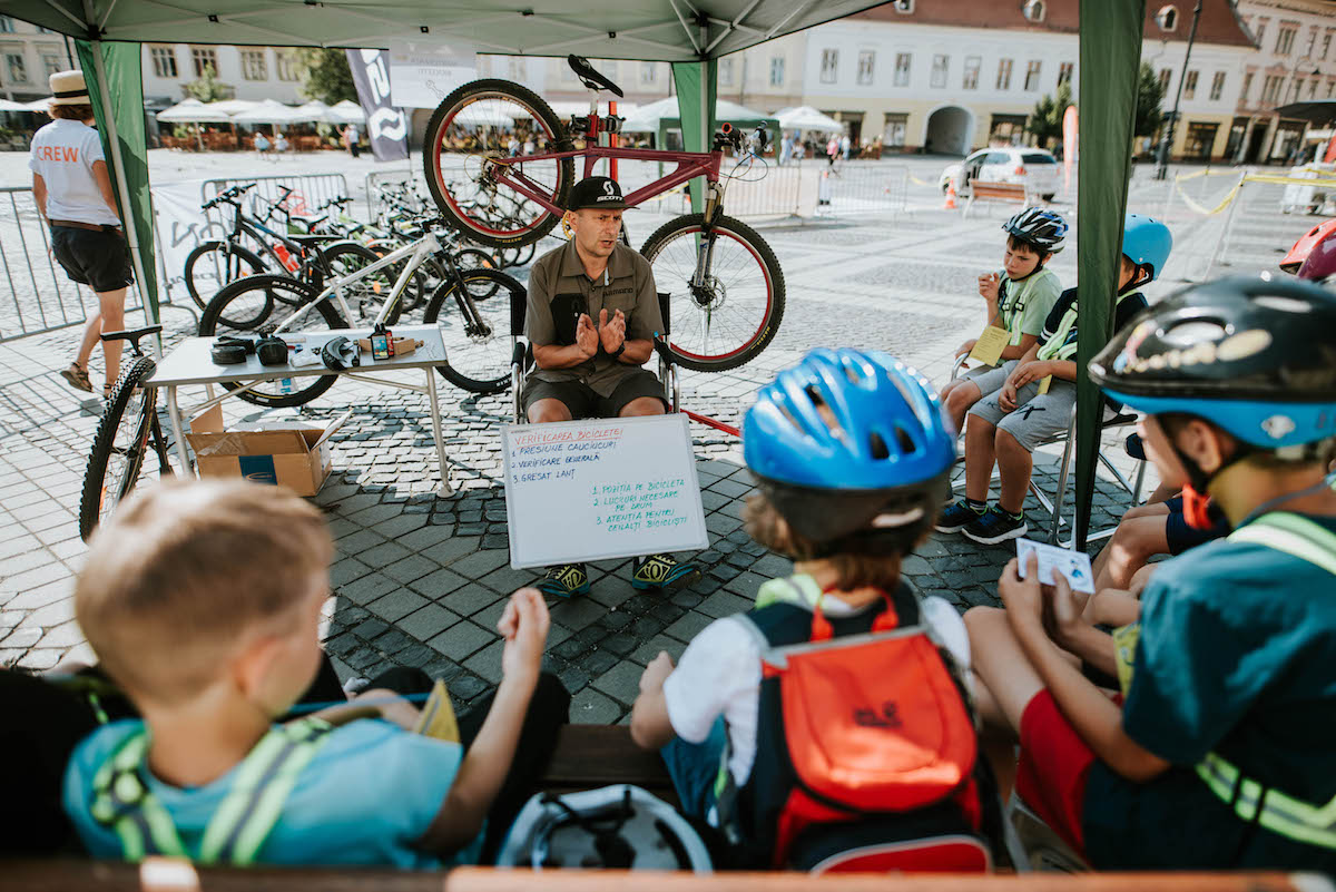 Urban Bike Revolution: Doi profesori de la Universitatea din Amsterdam vin la Sibiu ca să susțină ateliere pentru elevi, profesori, părinți și instituții publice