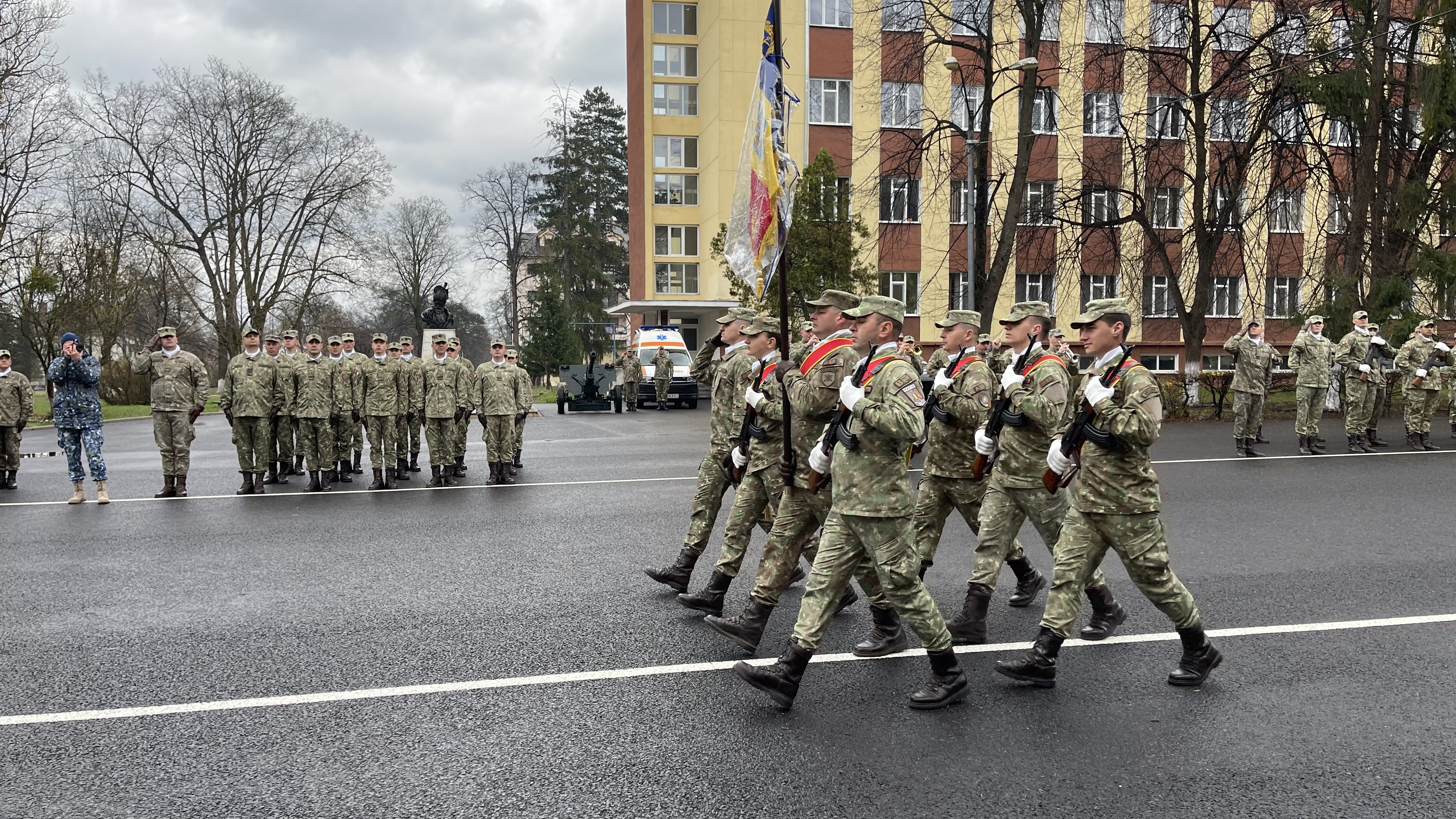 Regimentul 46 Sprijin și-a primit drapelul de luptă. Regimentul asigură logistica și comunicațiile Corpului de Sud-Est al NATO