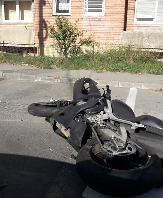 Un motociclist a ajuns la spital după un accident în Hipodrom: mașina care l-a lovit nu i-a acordat prioritate
