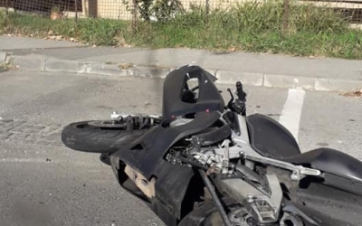 Un motociclist a ajuns la spital după un accident în Hipodrom: mașina care l-a lovit nu i-a acordat prioritate