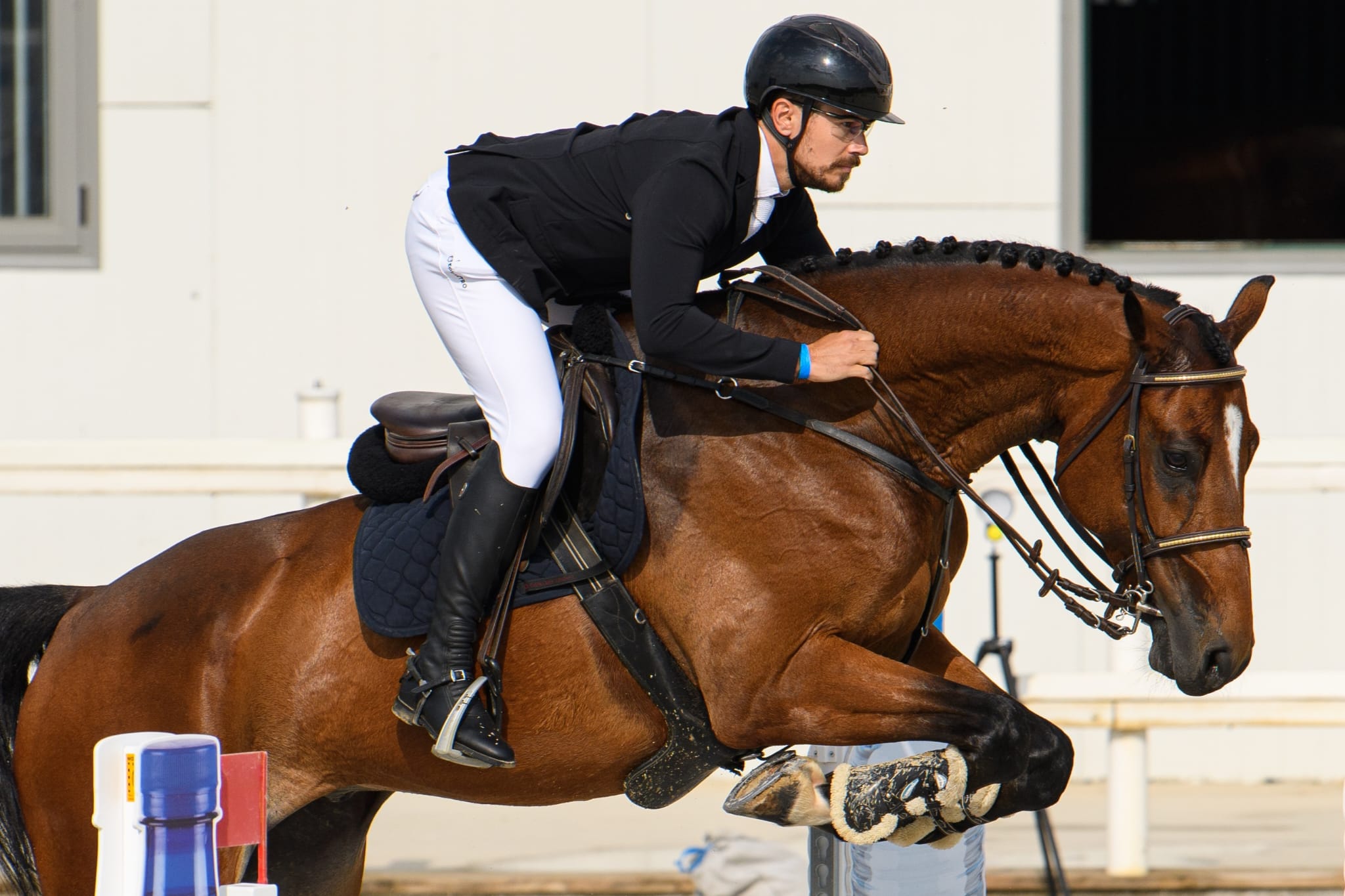 De la pasiune, la performanță. Sibiul îi are pe unii dintre cei mai buni sportivi de echitație din țară. Ionuț Bucur: „Cele mai aproape de suflet îmi sunt amintirile în care sunt cu tata pe podium”