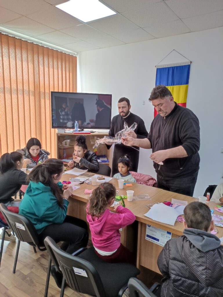 Aproximativ 14 copii din Alma au creat daruri pentru 8 Martie în cadrul unui proiect al Mitropoliei Ardealului: „cineva se ocupă și se gândește la ei”