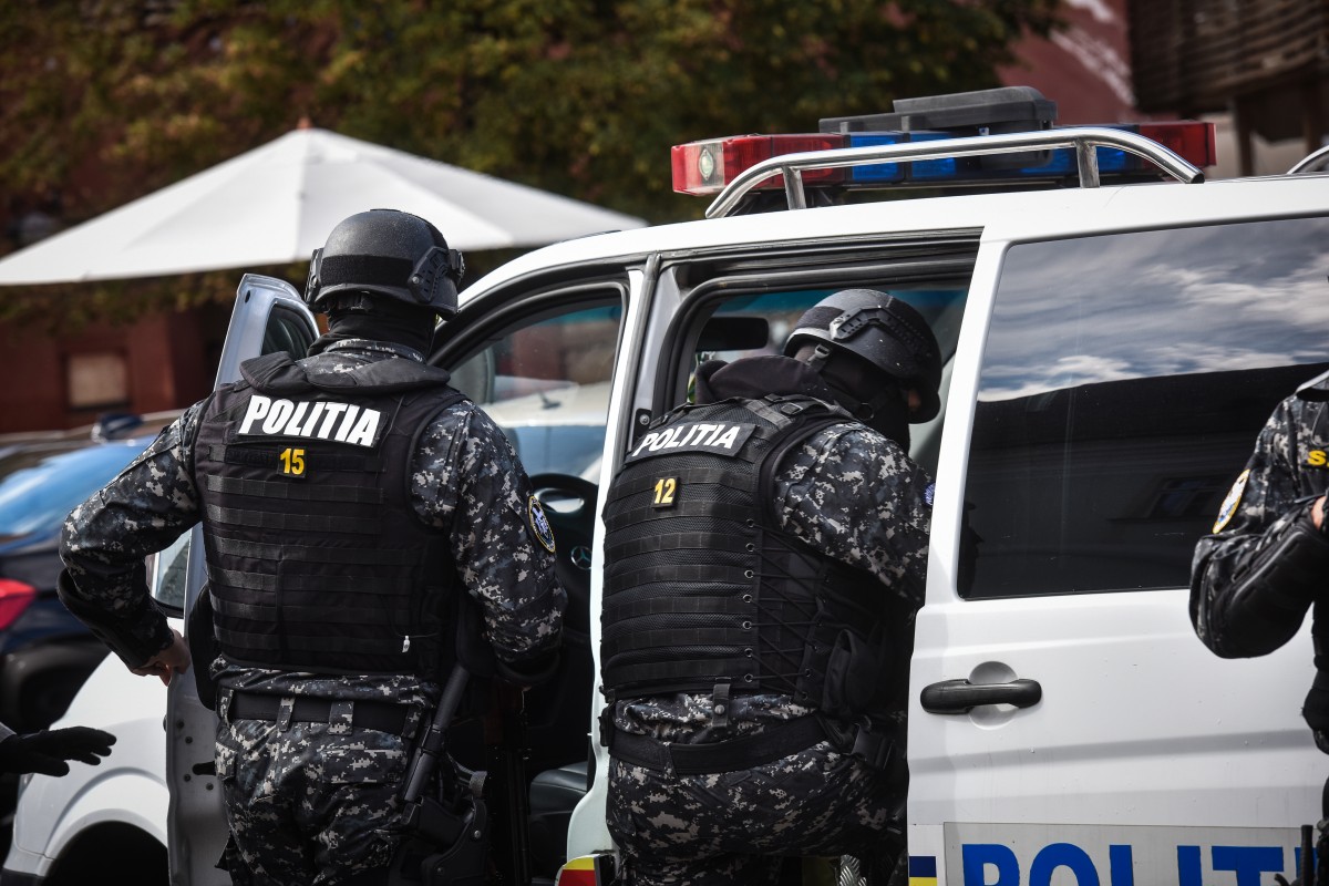 Percheziții la proxeneți care acționau în Brașov și Sibiu