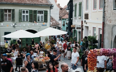 „Sibiul nu înseamnă doar Piața Mică și Piața Mare”. Flori pe scări, festivalul care readuce la viață Orașul de Jos, revine anul acesta cu două ediții