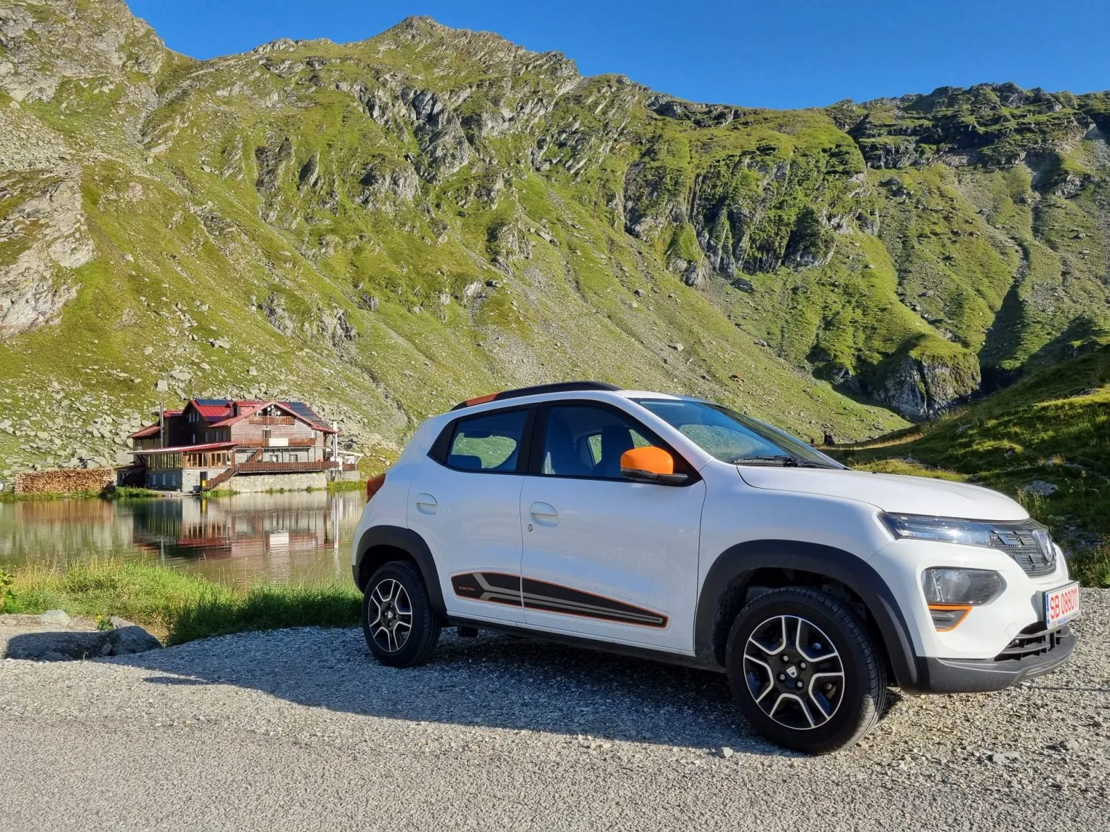 Pentru o Dacia Spring se poate aștepta și un an în Sibiu. ”Vindem mai mult aici pentru că sunt multe case. Primii cumpărători au fost profesorii din Mărginime”