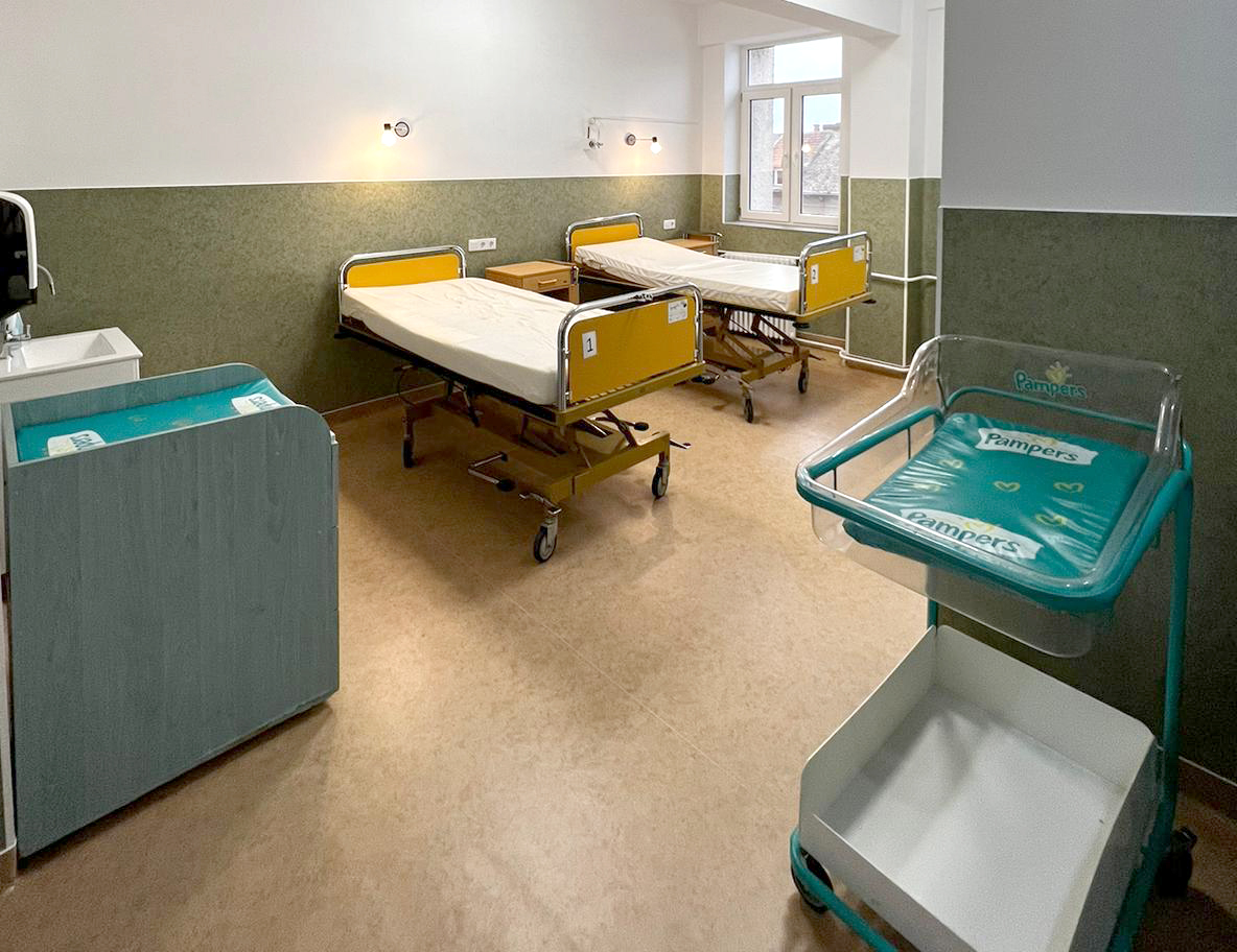 De Ziua Femeii, o doctoriţă din Arad le-a oferit mămicilor un salon de spital renovat din banii ei
