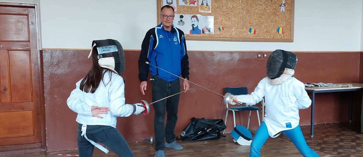 La școala din Agârbiciu, un antrenor german predă voluntar lecții de scrimă: „Nu-i putem face campioni, dar devin copii care se respectă unul pe celălalt”