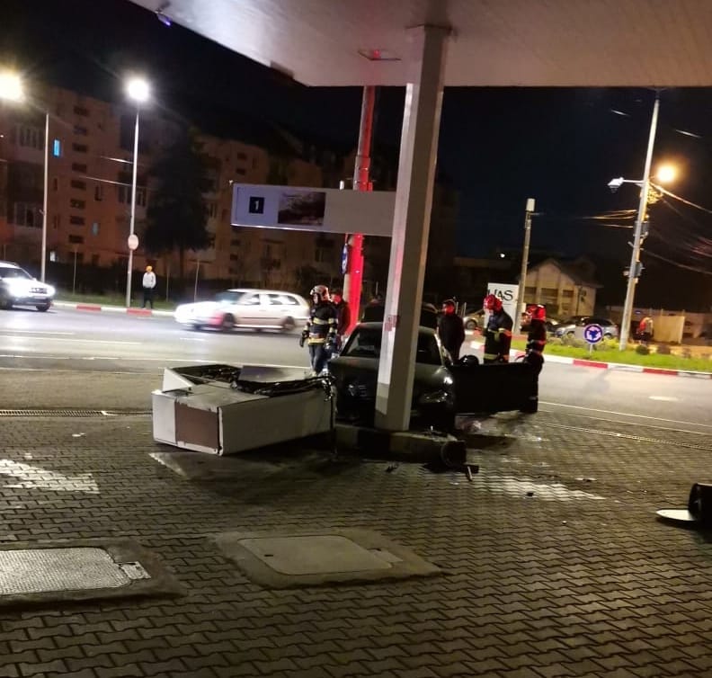 A intrat cu mașina în pompa de benzină, pe Calea Cisnădiei. Nu a dat prioritate în giratoriu și a rămas fără permis