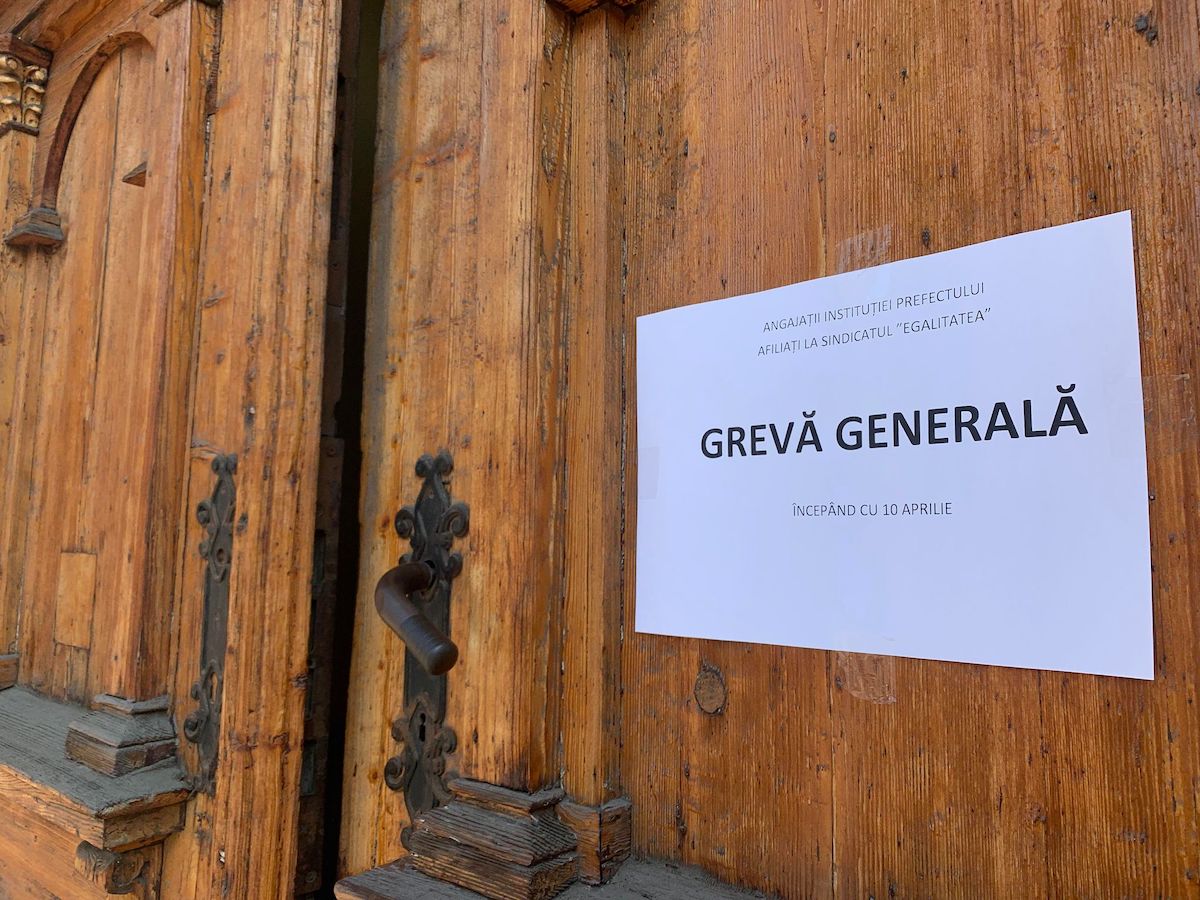Grevă generală la Prefectură. Se lucrează doar la serviciile pașapoarte, permise și înmatriculări. Vor salarii mai mari și trecerea la Secretariatul General al Guvernului