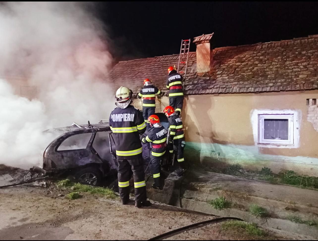 Șoferul care a provocat un incendiu după ce a intrat cu mașina într-o casă fugise de la locul accidentului. Polițiștii l-au găsit în scurt timp - are 16 ani