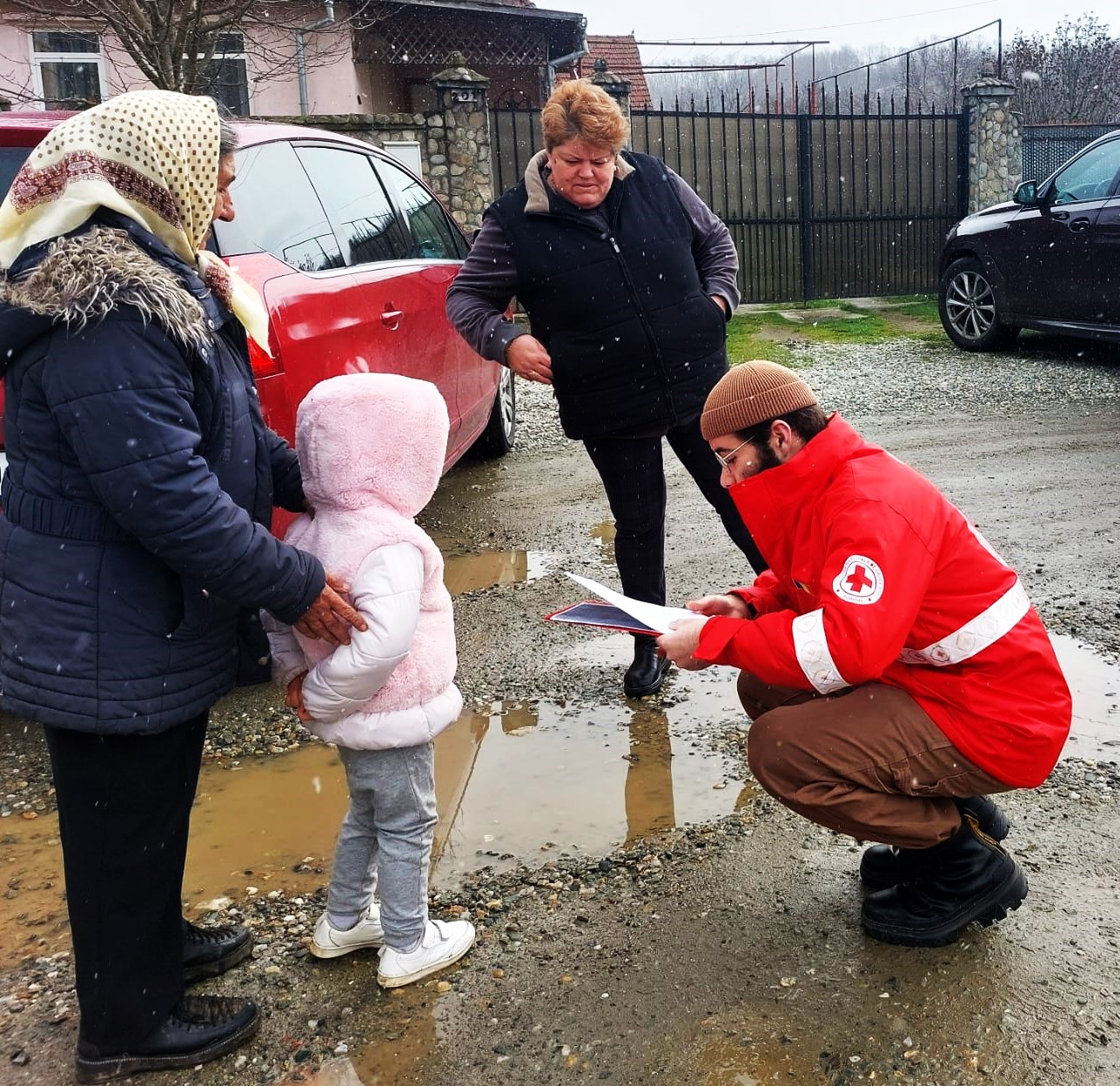Sute de familii vulnerabile din Sibiu au fost ajutate cu alimente distribuite de voluntarii Crucii Roșii Sibiu