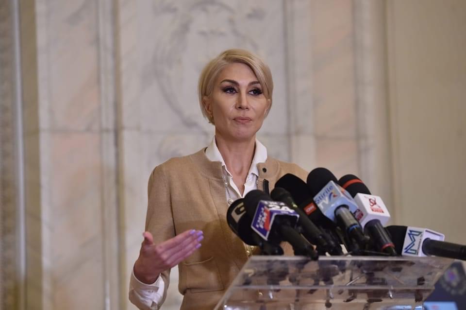 Proiect PNL: Vouchere pentru angajații care vor să se perfecționeze. Raluca Turcan: Angajatorii pot primi vouchere de până la 9.600 de lei, pe care să le folosească pentru plata cursurilor propriilor angajați