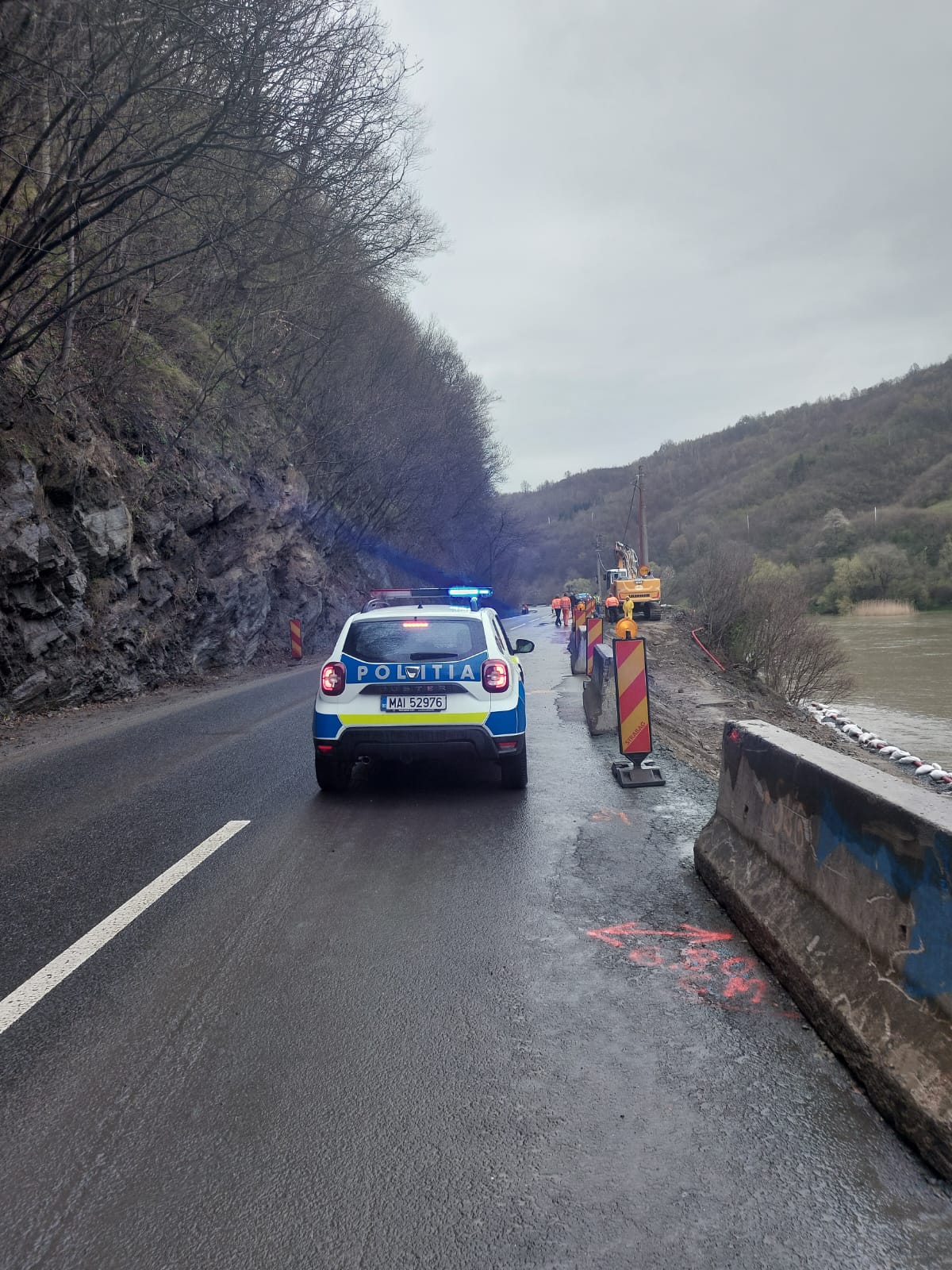 Răsturnare de situație: DRDP menține semaforul de la Boița, deși nu lucrează nimeni pe șantier de Paști, la insistența Poliției Rutiere