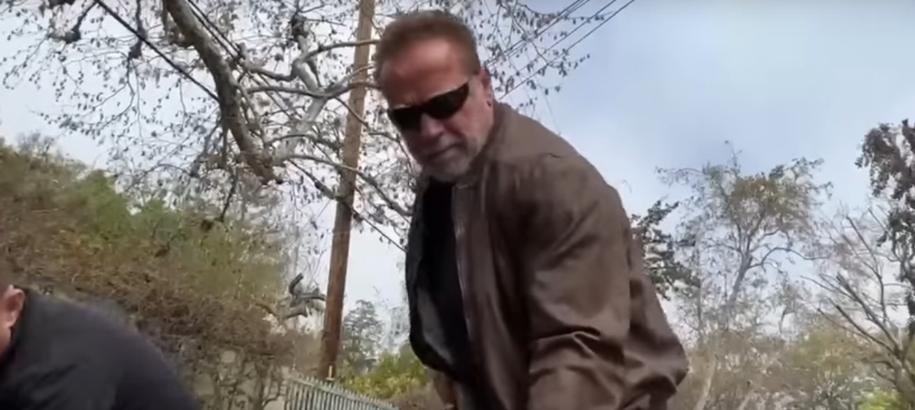 Arnold Schwarzenegger a reparat singur o groapă în asfalt. Primăria din Los Angeles spune că era o un șant de serviciu încă în lucru