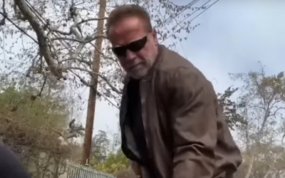 Arnold Schwarzenegger a reparat singur o groapă în asfalt. Primăria din Los Angeles spune că era o un șant de serviciu încă în lucru
