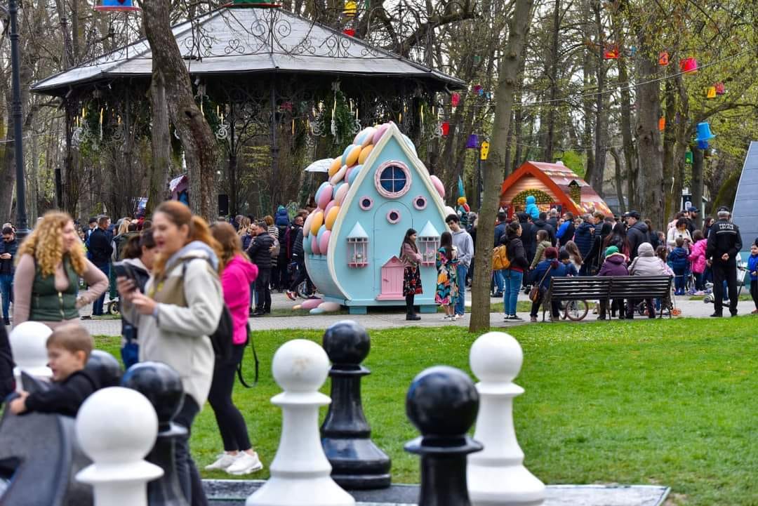 Primăria Craiova a plătit 23.000 de euro European Best Destinations. Organizația a desemnat Târgul de Paște de acolo drept ”prima destinație de Paște din Europa”. Aceeași practică a fost folosită și de Primăria Sibiu