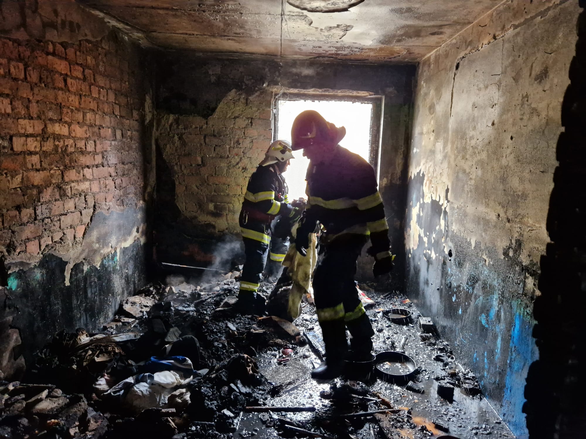 25 de minori, printre cei evacuați din blocul afectat de incendiu. Cauza - scurtcircuit produs la un aparat de încălzire improvizat