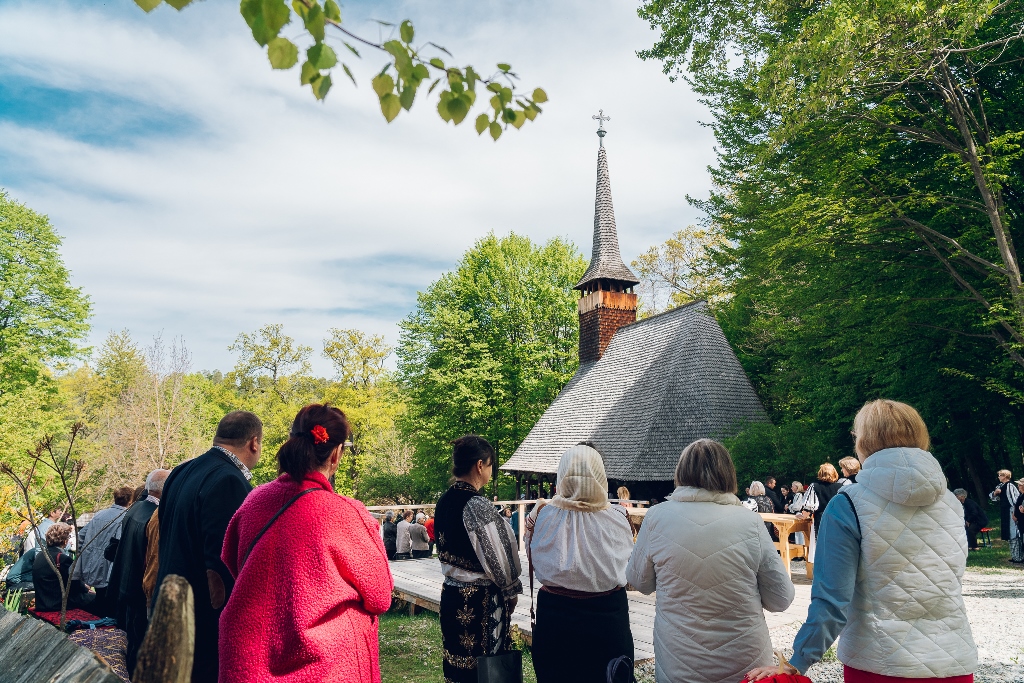 Slujba de Înviere la Biserica din Bezded. Muzeul Astra este deschis de Paști