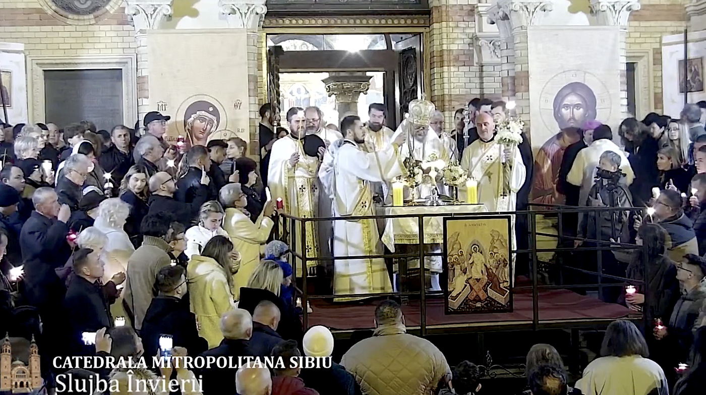 Hristos a înviat! Zeci de mii de sibieni au luat lumină adusă de la Ierusalim