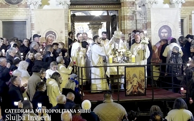 Hristos a înviat! Zeci de mii de sibieni au luat lumină adusă de la Ierusalim