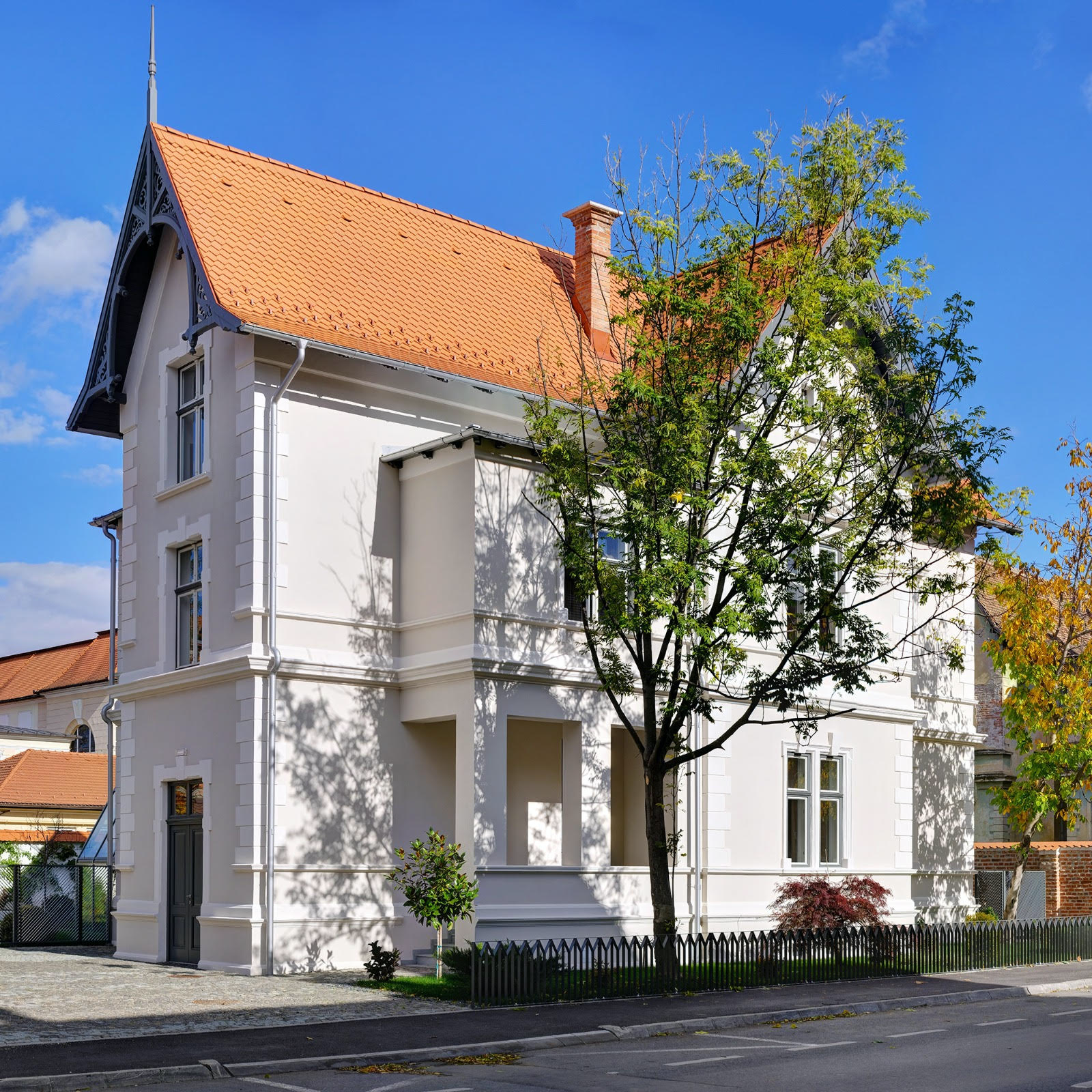 11 artiști sibieni critică „lipsa de deschidere a administrației față de arta contemporană” și prezintă expoziția „buget zero și câțiva metri pătrați”