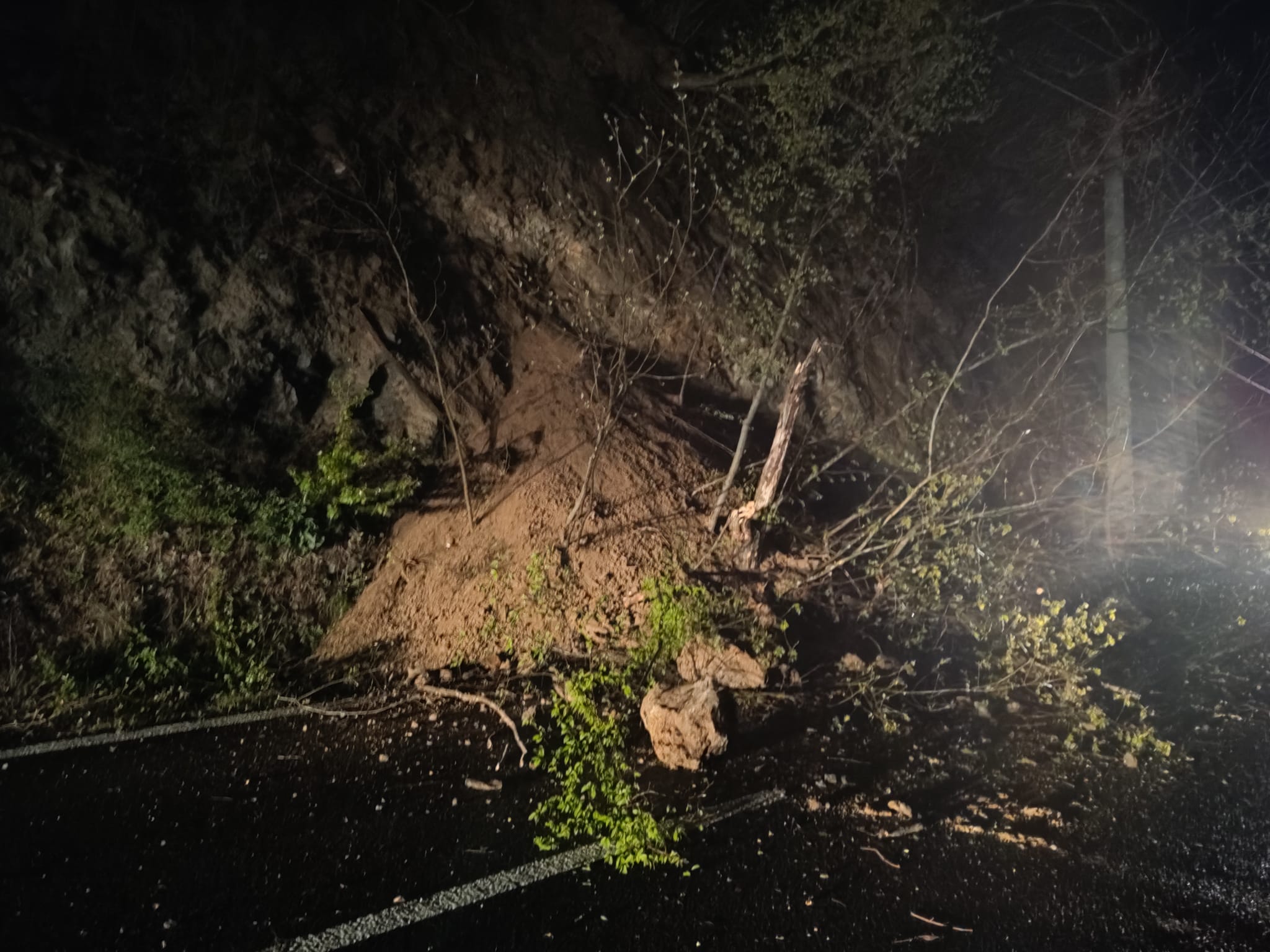 Căderi de pietre pe Valea Oltului. Trafic blocat pe centura orașului Călimănești