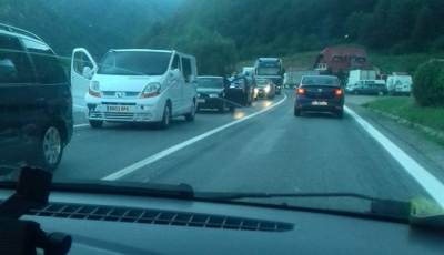 S-a reluat traficul pe centura Călimenești. Coloană de 8 kilometri