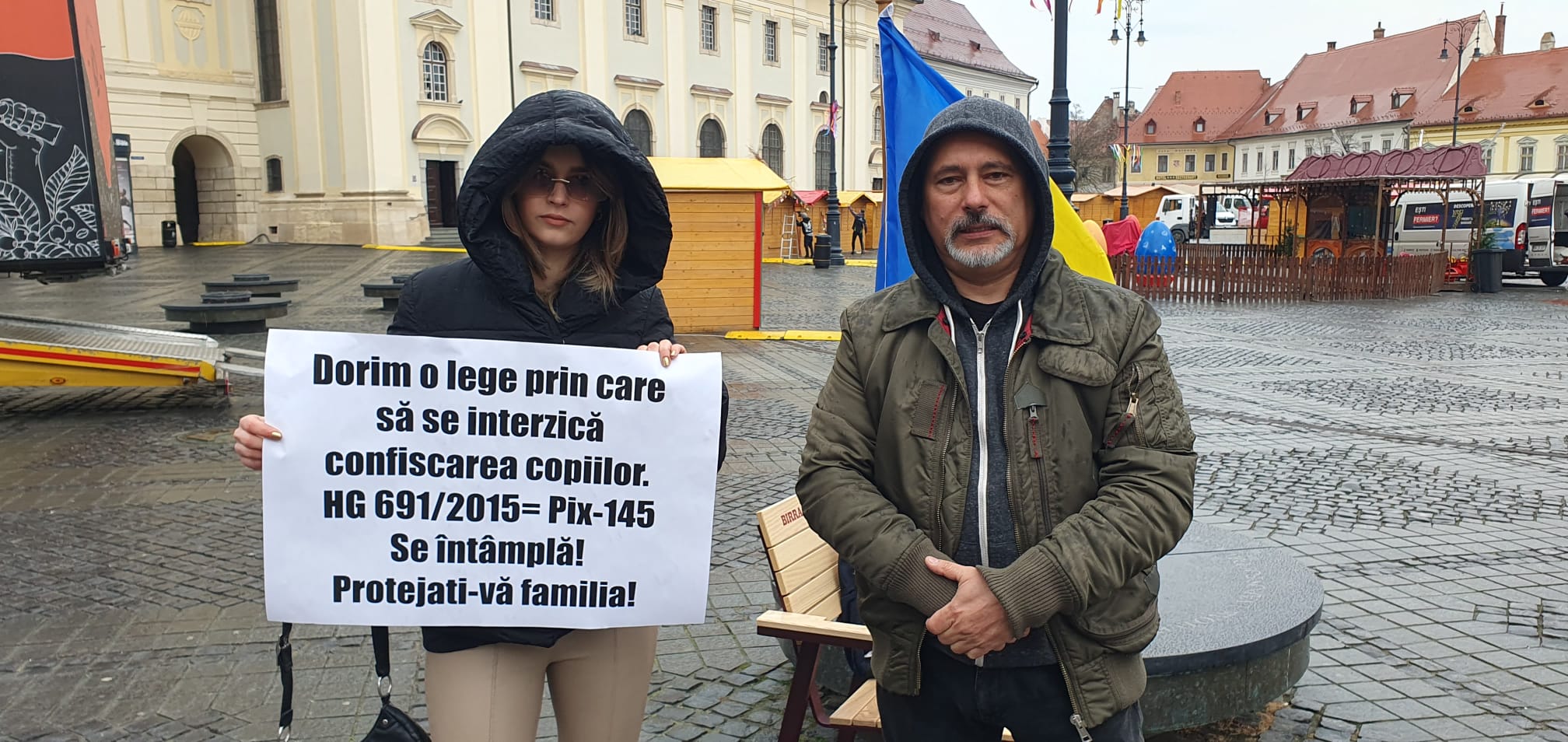 Mic protest în Piața Mare împotriva legii PLx 145: ”Am ieșit pentru a-mi apăra copilul”