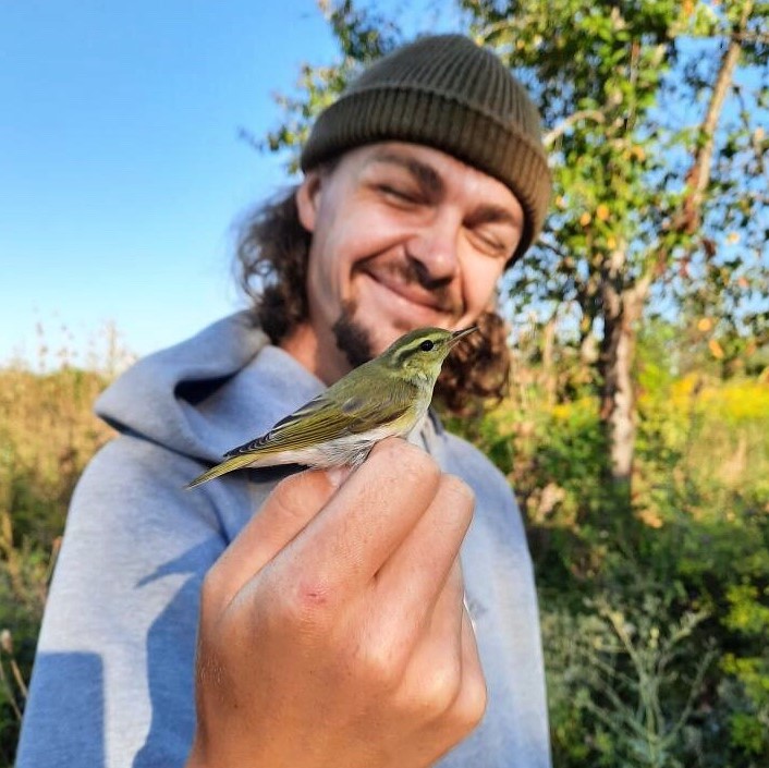 Un britanic pasionat de păsări trăiește de 3 ani în județul Sibiu și studiază natura din Podișul Hârtibaciului. „Protecția mediului nu este încă o prioritate majoră aici”