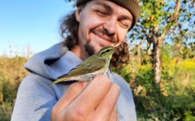 Un britanic pasionat de păsări trăiește de 3 ani în județul Sibiu și studiază natura din Podișul Hârtibaciului. „Protecția mediului nu este încă o prioritate majoră aici”