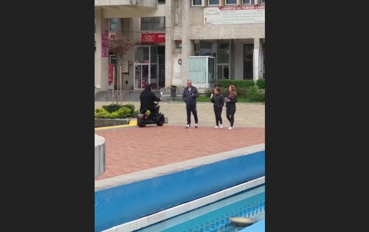 Un sibian care s-a plimbat cu scuterul prin centrul orașului Pitești a fost amendat cu 1.580 de lei