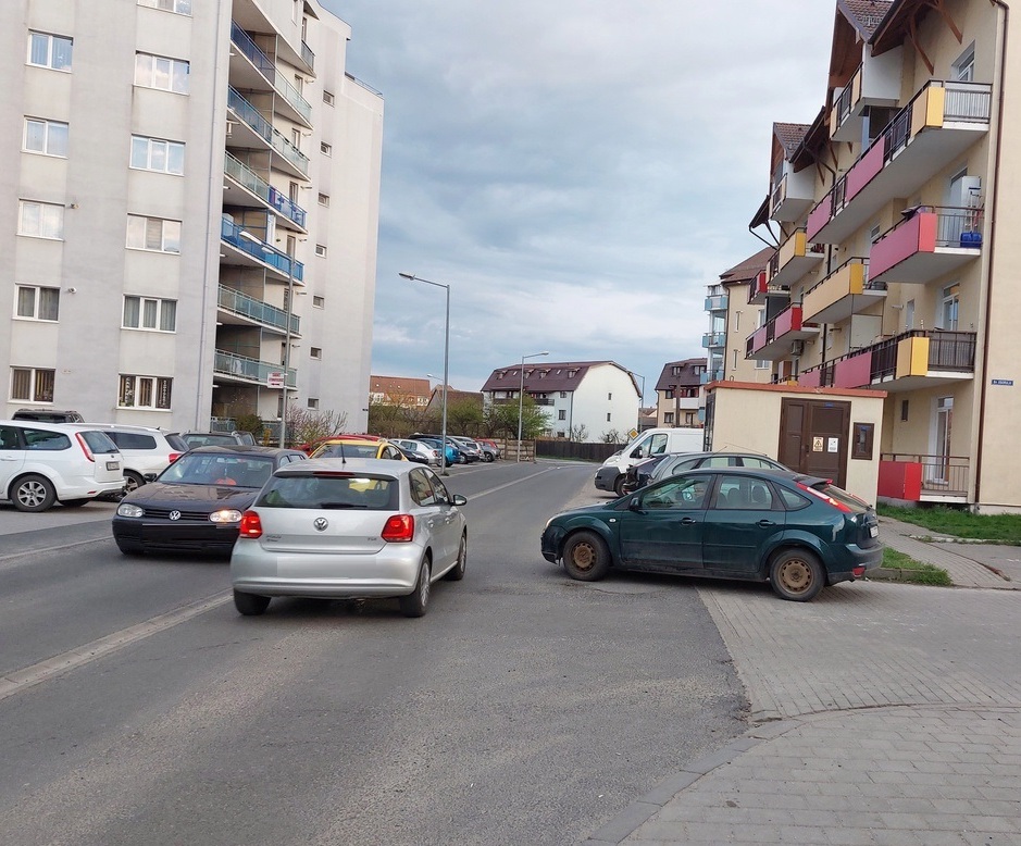 Sesizare la primărie pentru un semn de STOP în cartierul Alma: „Risc major de producere de accidente”. Cererea a fost respinsă de Comisia de circulație