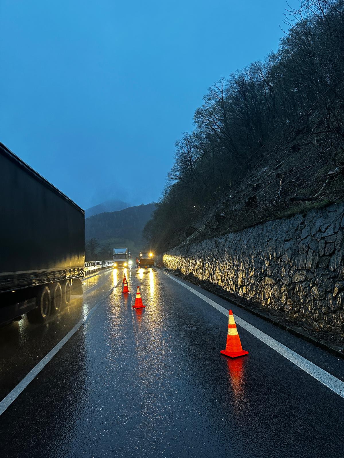 Trafic oprit pe centura oraşului Călimăneşti, din cauza unor noi căderi de pietre. Miercuri seară, coloana de mașini era aici de 8 kilometri