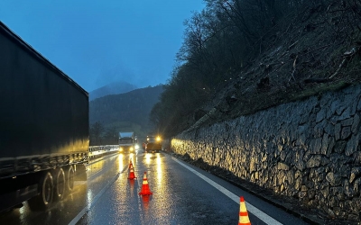 Trafic oprit pe centura oraşului Călimăneşti, din cauza unor noi căderi de pietre. Miercuri seară, coloana de mașini era aici de 8 kilometri