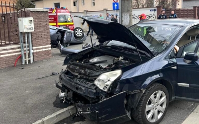 Mașină răsturnată după ce o conducătoare auto nu a dat prioritate într-o intersecție din Sibiu. Două femei, la spital