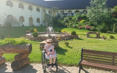 Daria, o fetiță de 12 ani care nu a mers niciodată, are nevoie de sprijinul sibienilor. Intervenția medicală care ar ajuta-o să respire normal costă 30.000 de euro