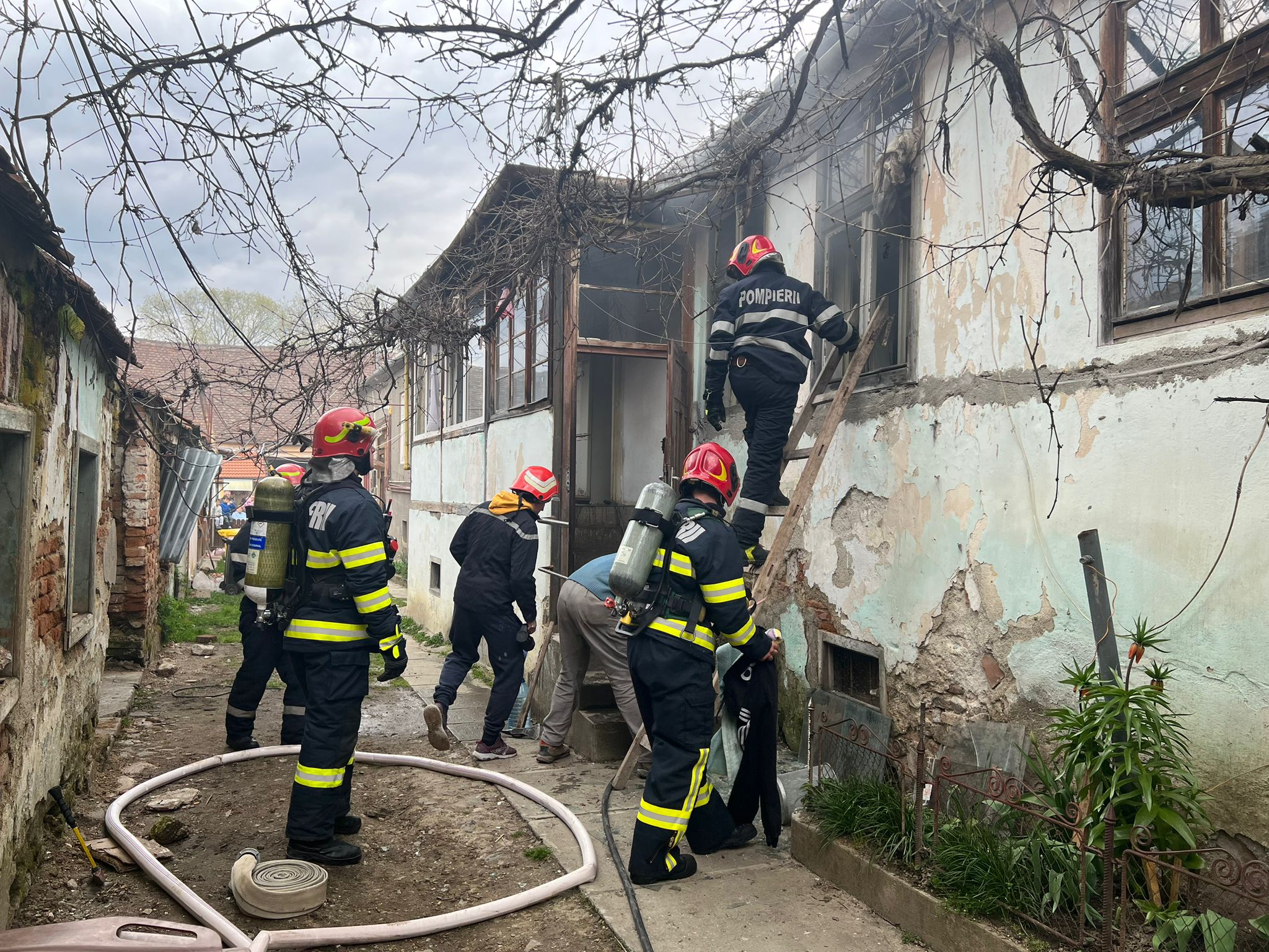 Doi dintre copiii care au dat foc la casă au fost preluați de DGASPC Sibiu. „Mama i-a lăsat singuri în casă, nesupravegheaţi”