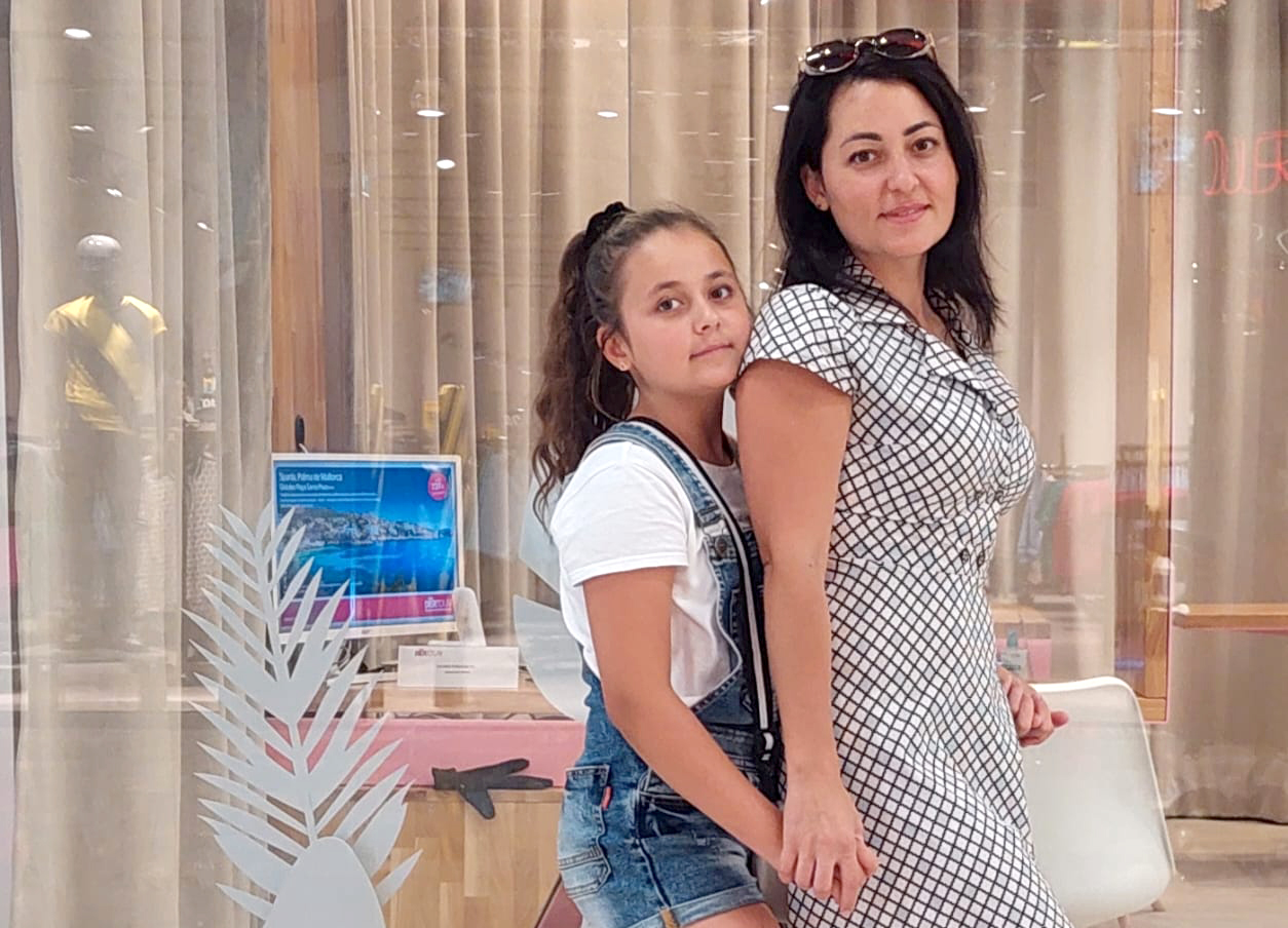 La 11 ani încearcă să uite de război și să-și urmeze visul: Angelina face salsa la Sibiu și se pregătește de prima competiție