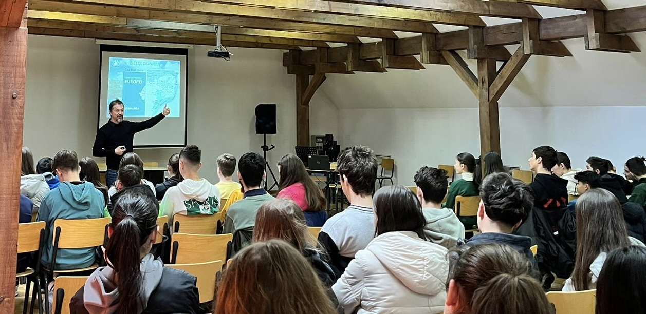 Director adjunct despre „Săptămâna Verde” de la Colegiul Lazăr din Sibiu: „conștientizăm cât de importantă este natura și că este de datoria noastră să o protejăm”