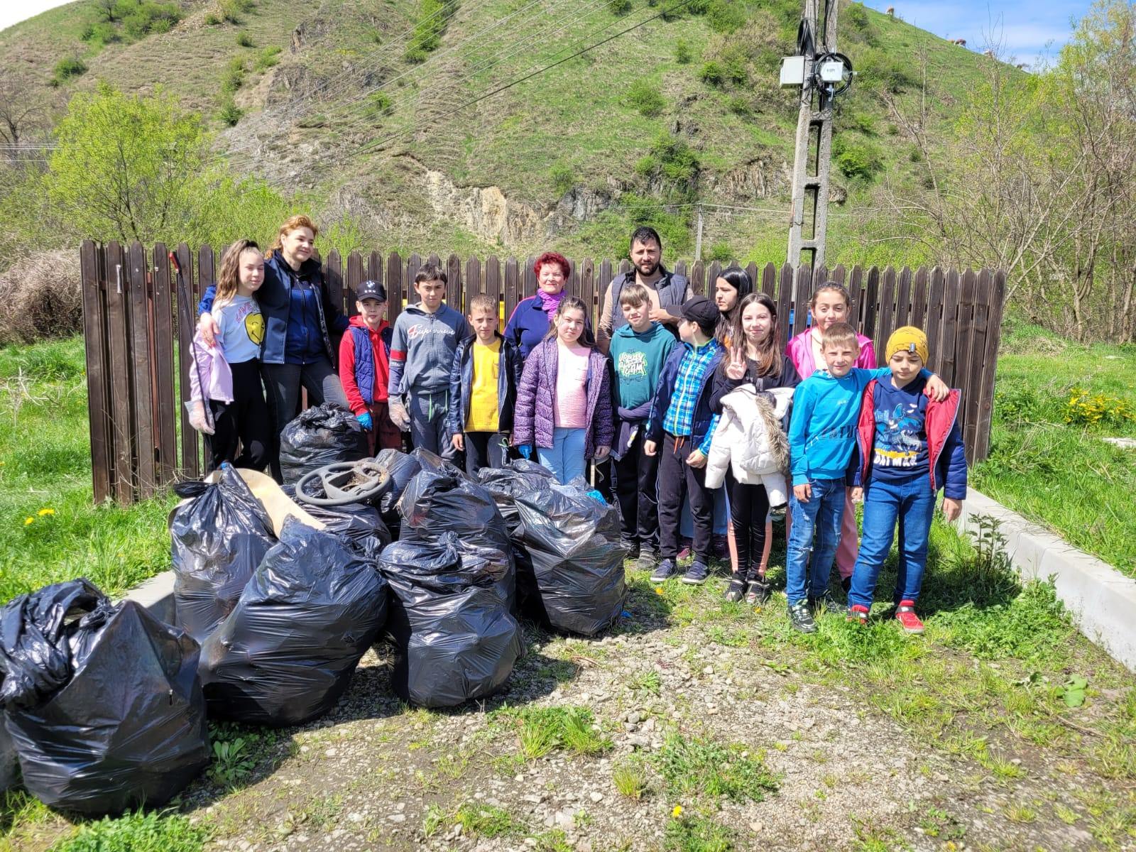 Cantitate mare de deșeuri strânsă în urma unei acțiuni de ecologizare în Orlat: „proveneau de la oameni care încă aruncă gunoaiele direct în natură”