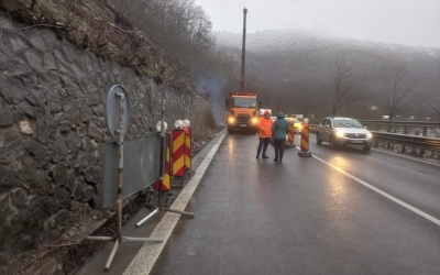 Încă un semafor pe Valea Oltului după alunecări de teren și căderi de pietre.  A fost afectat sensul Sibiu - Rm. Vâlcea