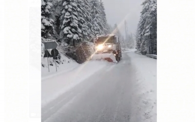 Se circulă în condiții de iarnă pe Transfăgărășan. Temperaturi sub zero grade la Bâlea și cod portocaliu de ninsoare în sudul județului